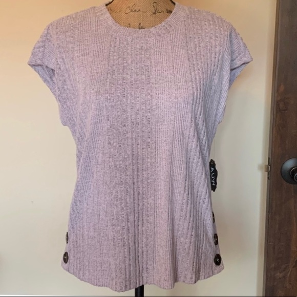 Cute top-New! - Picture 1 of 4